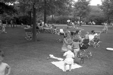 810855 Afbeelding van moeders met kleine kinderen in het Julianapark te Utrecht.